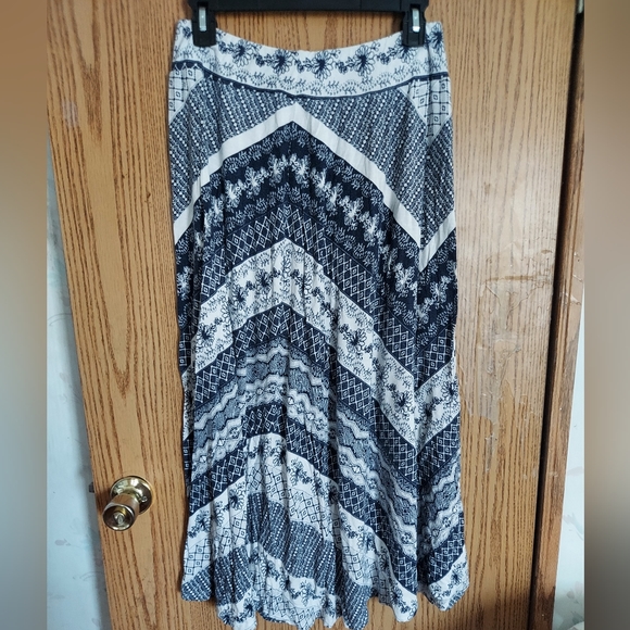 3/$25 Maxi Skirt PXL Blue/White - Picture 5 of 5